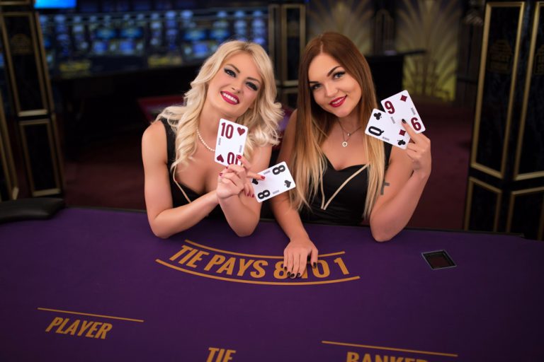 online casino Live-baccarat croupiers holding cards